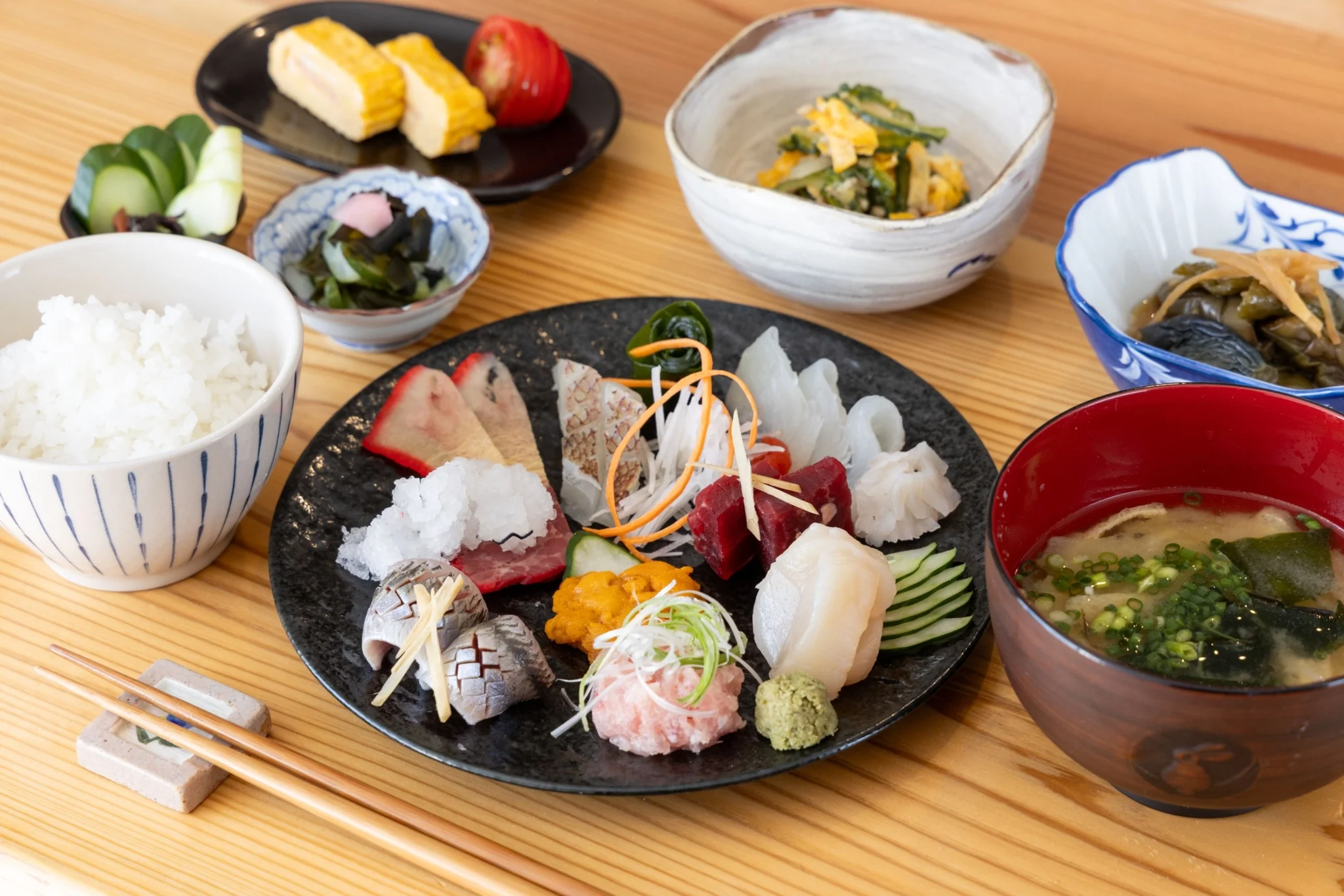 ma'am（マーム）の夜のコース料理 - 朝獲れ鮮魚の豪華刺身盛り合わせ