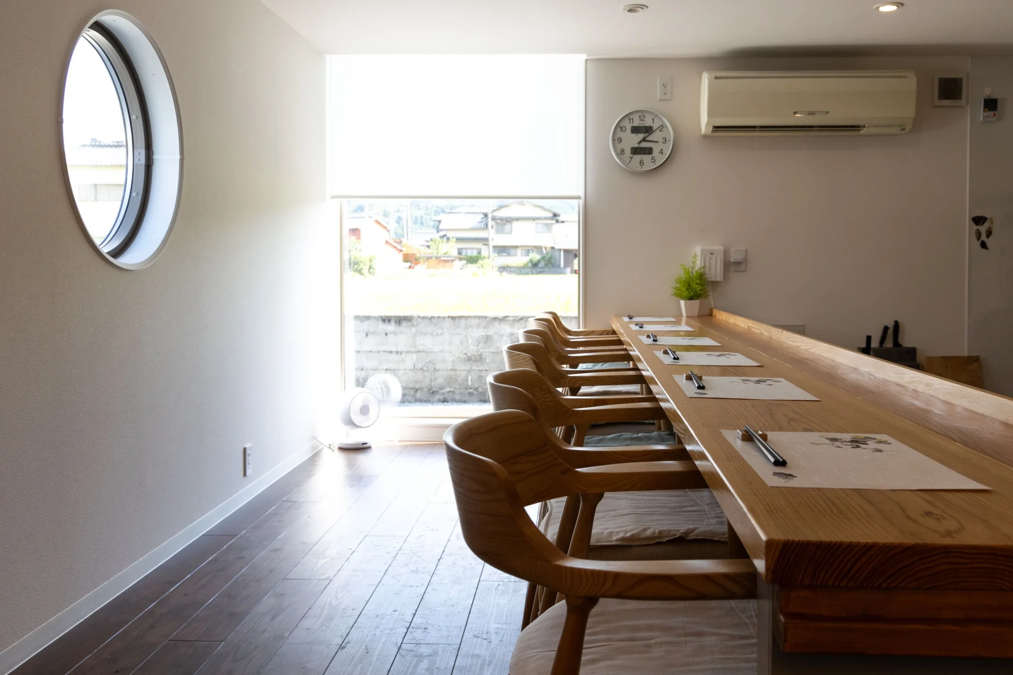 ma'am（マーム）うきは店の明るい店内 - 窓からうきはの景色を一望